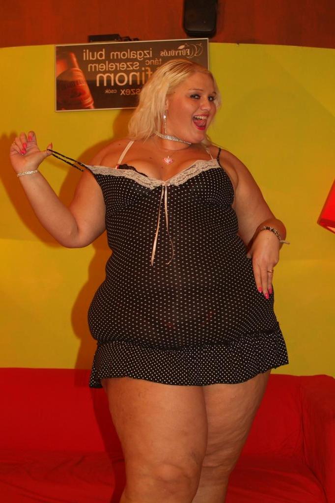 18P Loira SSBBW Melinda Shy usa uma gargantilha enquanto fica totalmente nua