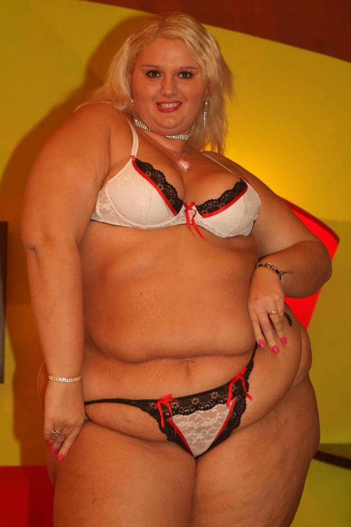 18P Loira SSBBW Melinda Shy usa uma gargantilha enquanto fica totalmente nua