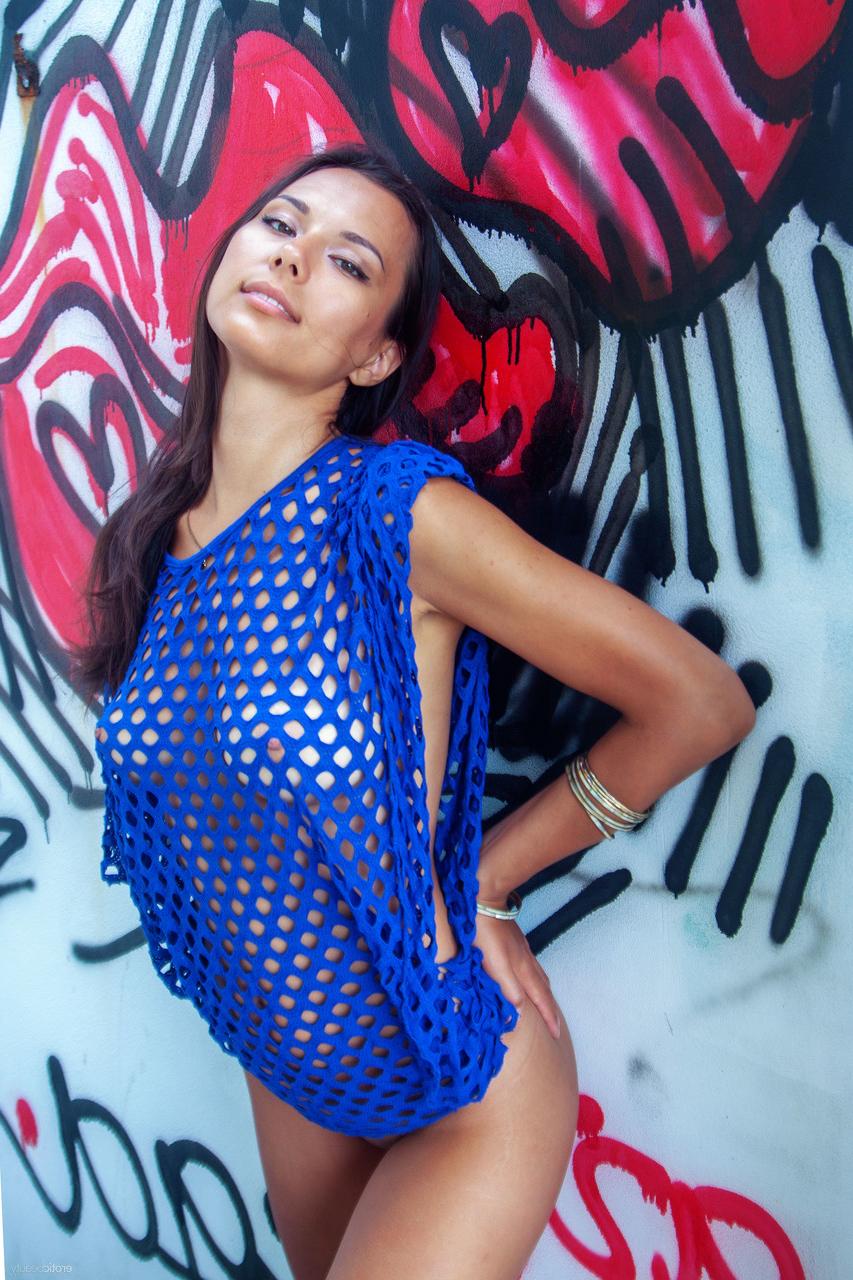 20P La superbe fille Nov Lera exhibe son corps séduisant devant un mur de graffitis.