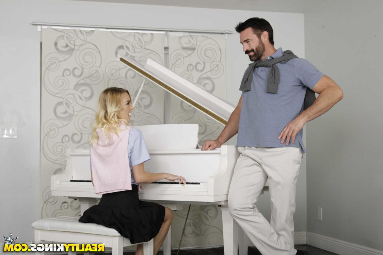 20P A pequena loira Kenzie Kai é apalpada e desossada por seu professor de piano excitado