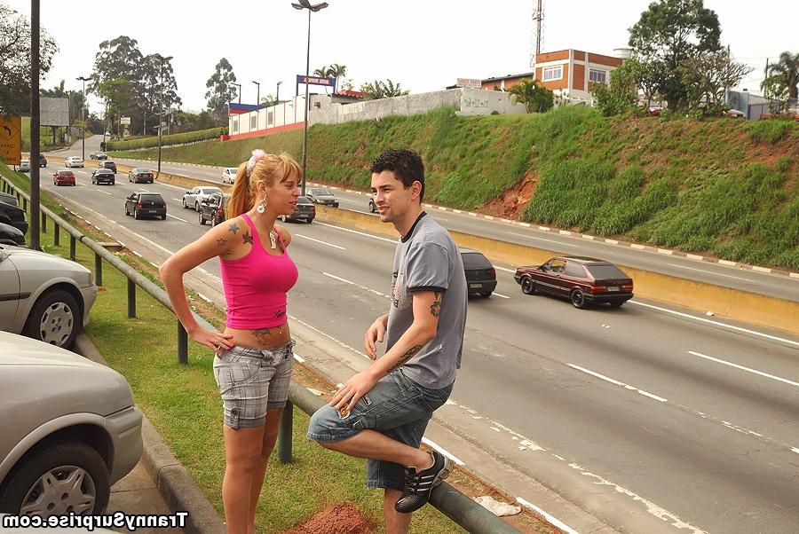 16P A travesti loira peituda Sandy Fernanda pega um pau sem camisinha na bunda latina