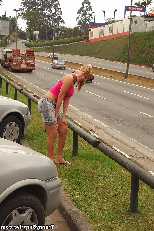 16P A travesti loira peituda Sandy Fernanda pega um pau sem camisinha na bunda latina