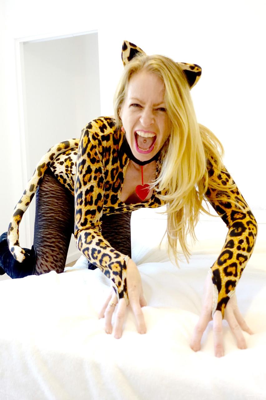 16P La minette mature Jenni Lane enlève son costume sexy et montre son gros cul.