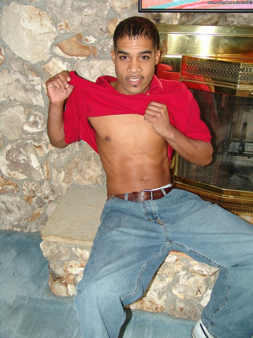 20P O garoto gay negro AJ mostra sua bunda grande e corpo magro antes de se masturbar forte
