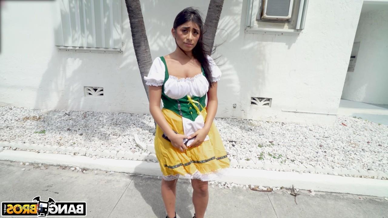 20P A linda morena Violet Meyers mostra seus peitos grandes hipnotizantes durante o sexo em uma van