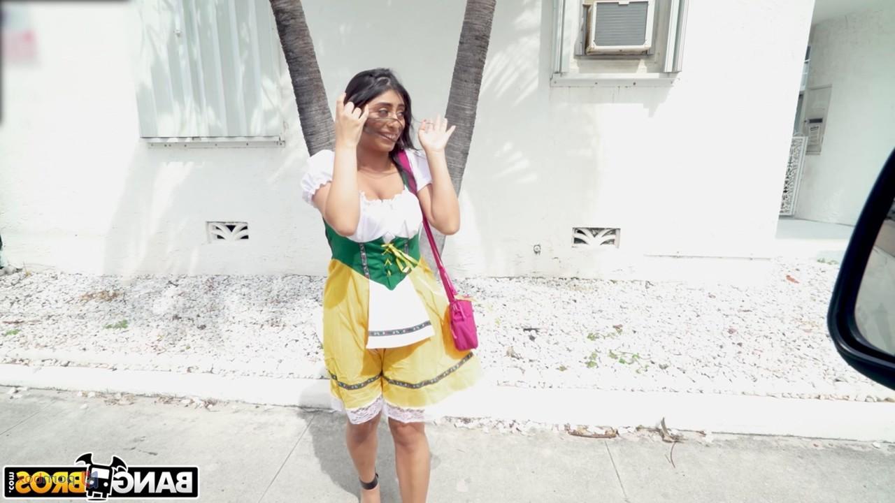 20P A linda morena Violet Meyers mostra seus peitos grandes hipnotizantes durante o sexo em uma van
