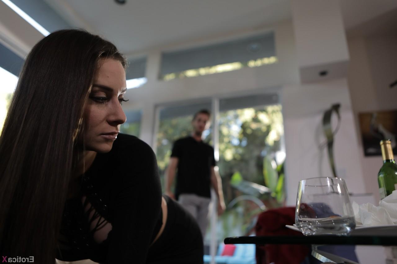 18P La petite amie Cassidy Klein donne du plaisir oral à son homme et lui baise la bite.