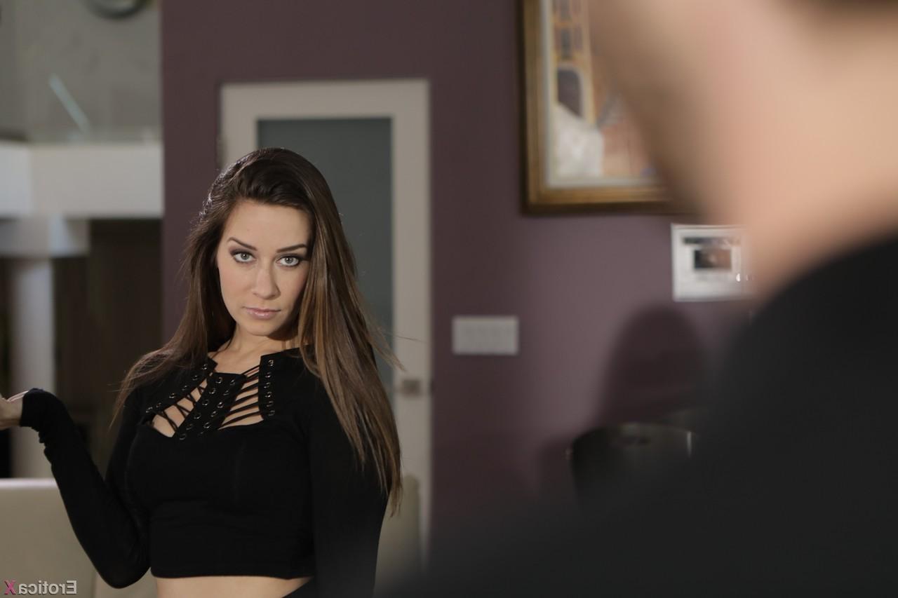 18P La petite amie Cassidy Klein donne du plaisir oral à son homme et lui baise la bite.
