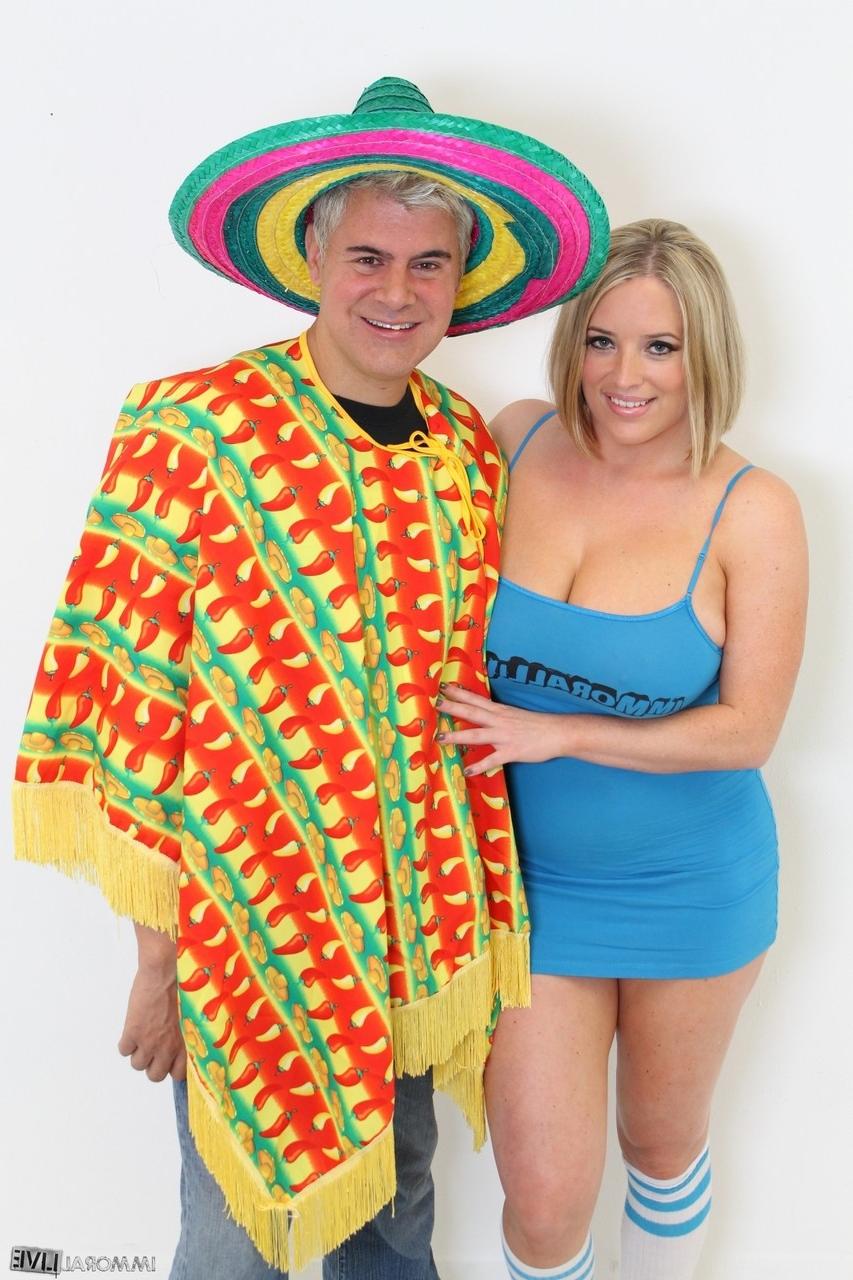 20P A estrela pornográfica madura Maggie Green tira o vestido e mostra seus peitos grandes e buceta