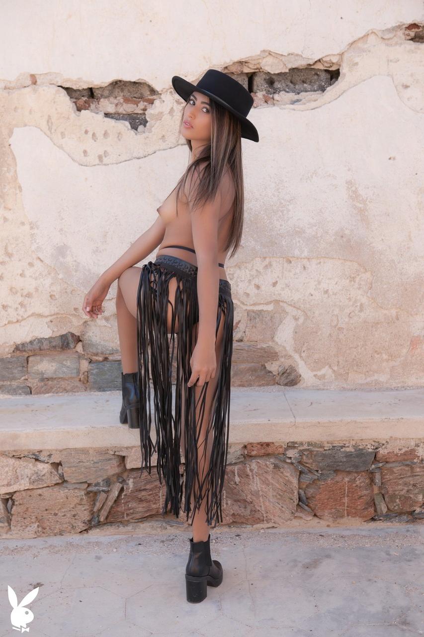 20P A glamorosa beleza espanhola Katherinne Sofia tira a roupa e posa ao ar livre