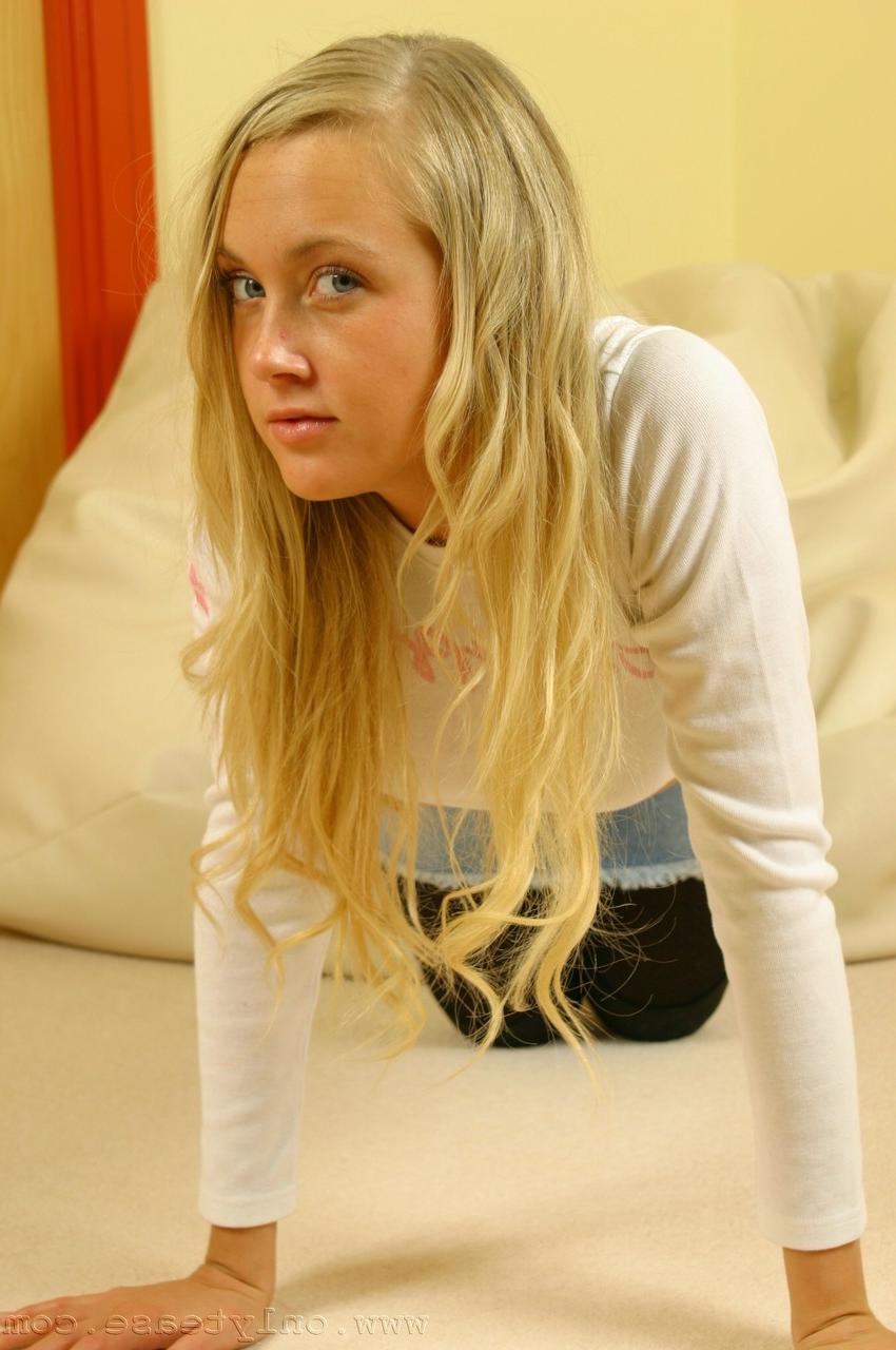 20P Gostosa de botas Lucy Anne exibe seus seios naturais em um strip-tease sexy