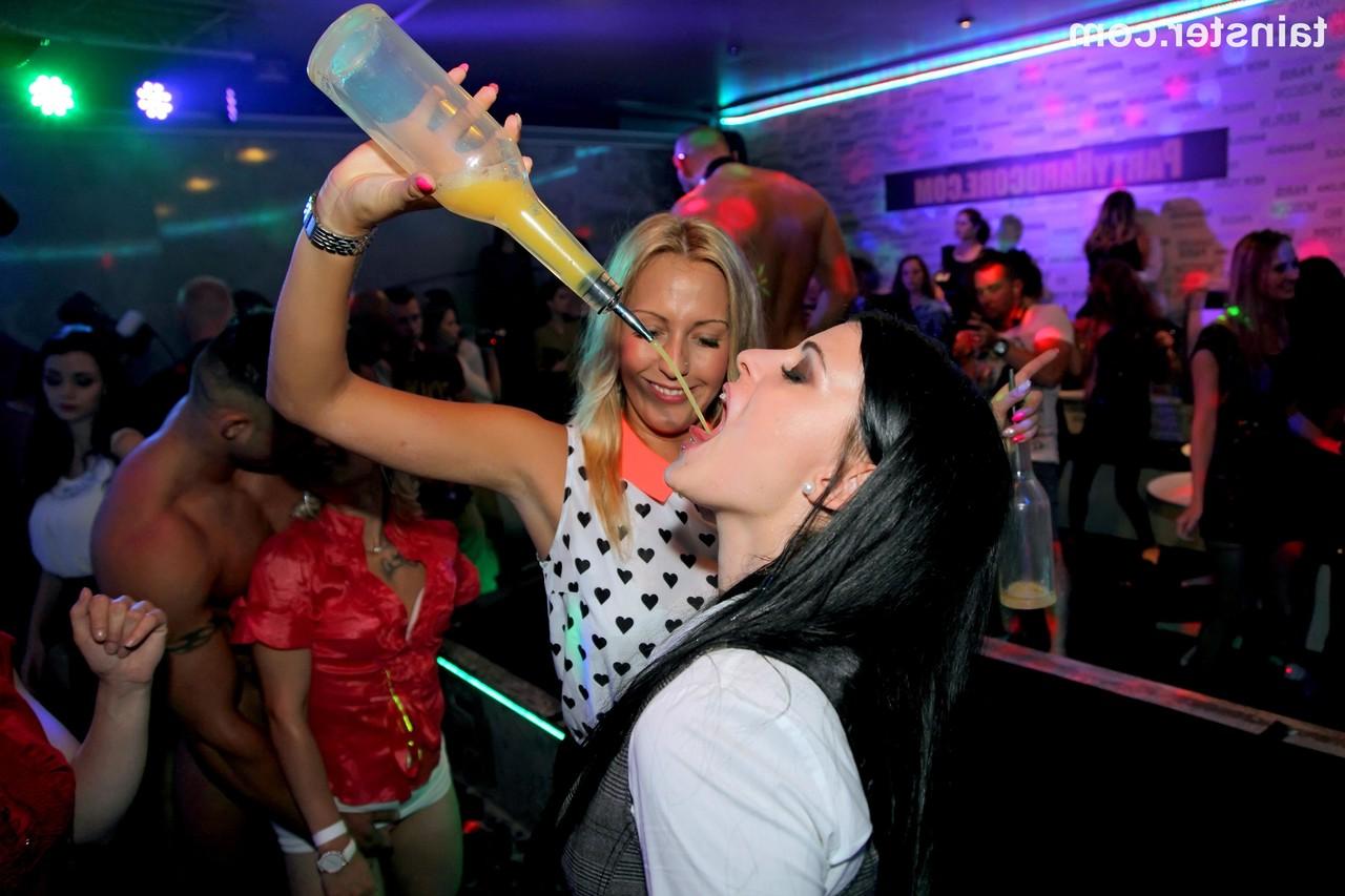 15P Garotas festeiras dançam enquanto ficam bêbadas antes de precisarem chupar pau
