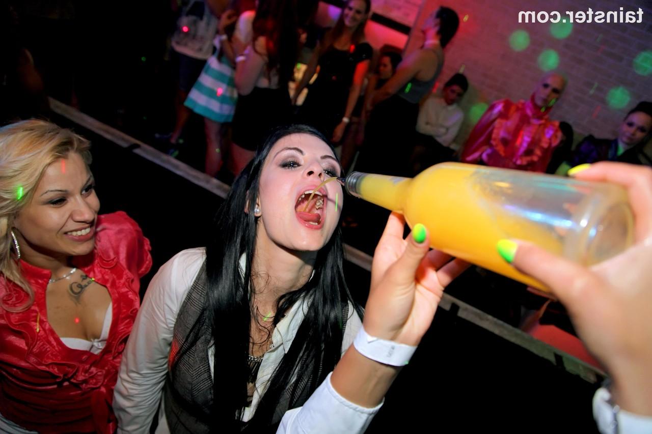 15P Garotas festeiras dançam enquanto ficam bêbadas antes de precisarem chupar pau