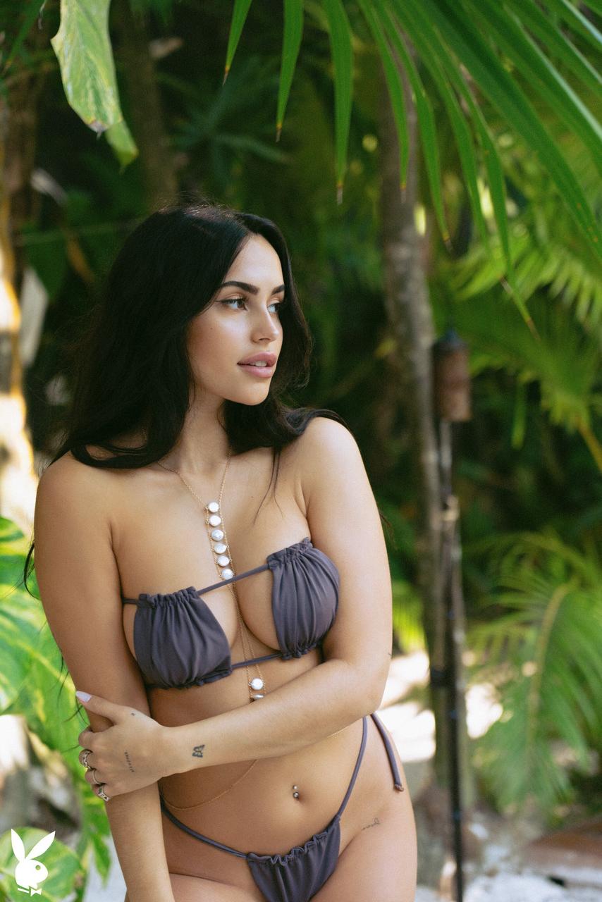 20P La chaude Chloe Rose et d'autres filles montrent leurs seins dans une compilation sexy.
