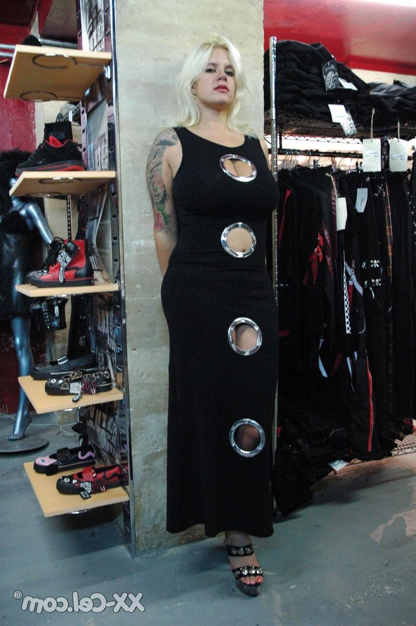 20P A loira tatuada Cherry brincando com seus peitos grandes na boutique