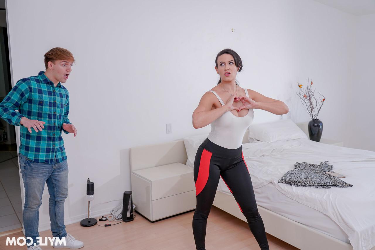 20P Fat butted MILF Penny Barber exposes her big tits and gets rammed by a teen