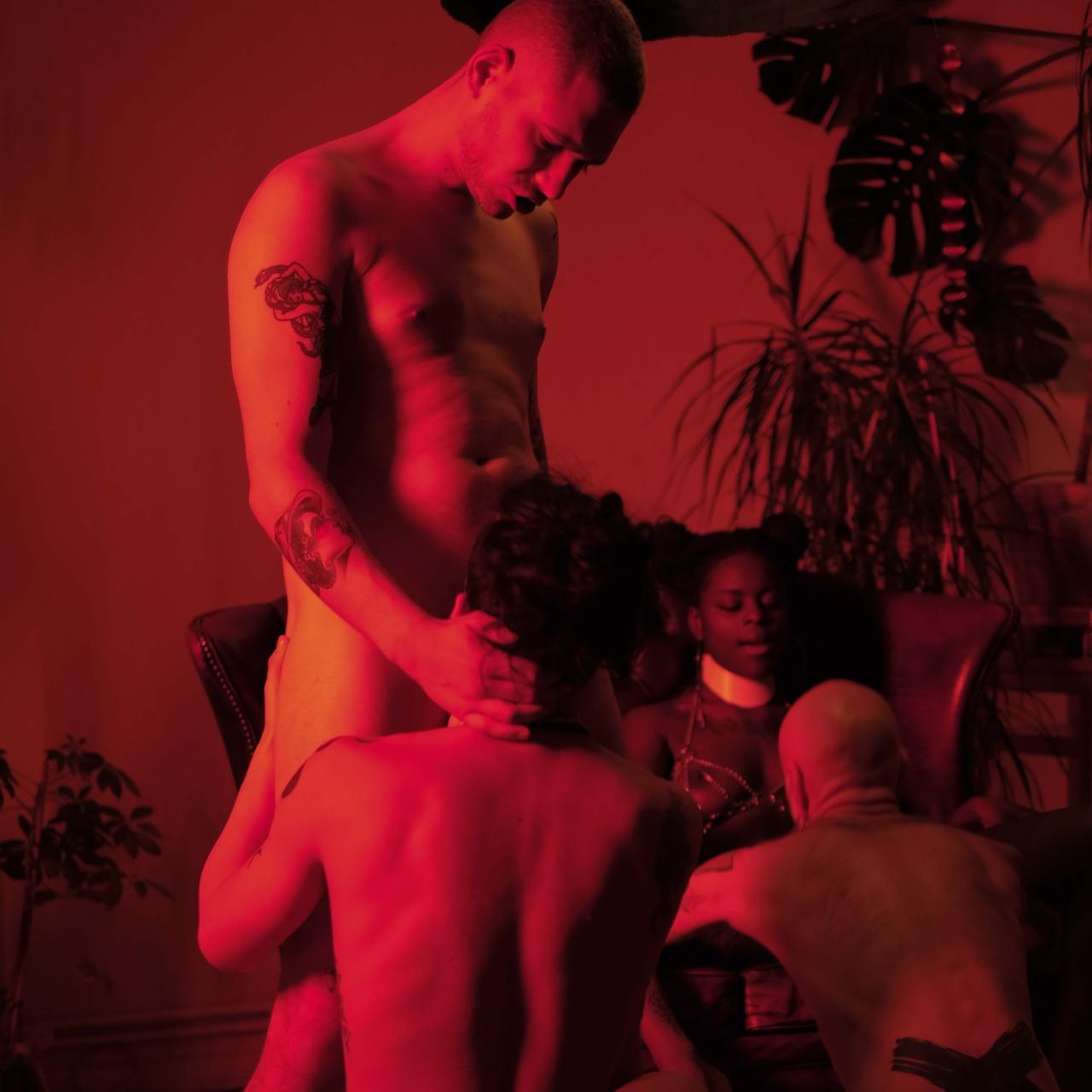 11P Muñeca de ébano caliente se involucra en una orgía interracial amateur con chicos bisexuales