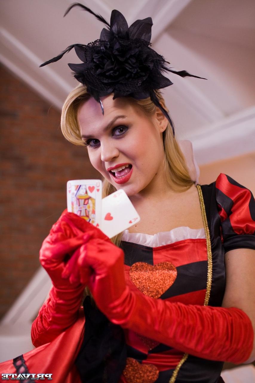 20P La petite MILF blonde Barra Brass profite d'une DP dans un plan à trois cosplay torride.