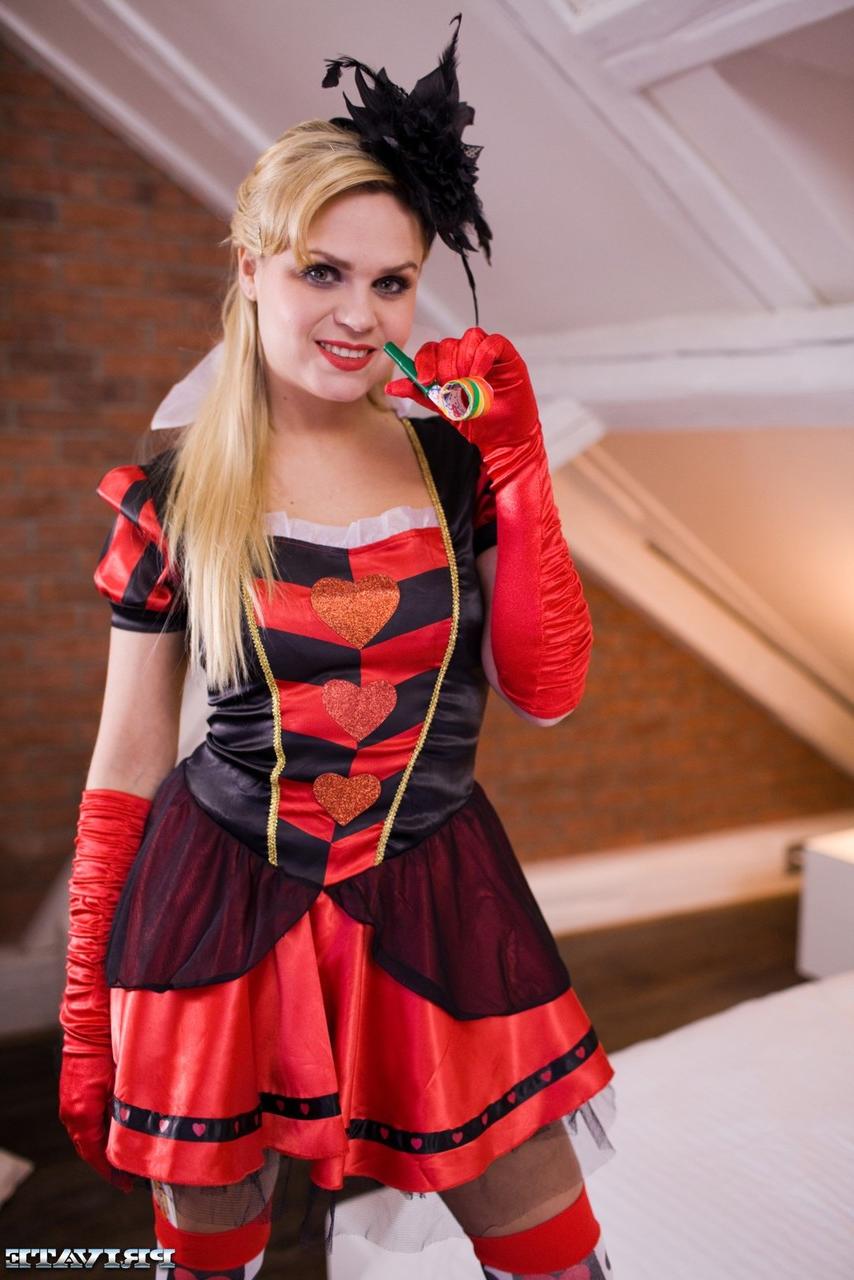 20P La petite MILF blonde Barra Brass profite d'une DP dans un plan à trois cosplay torride.