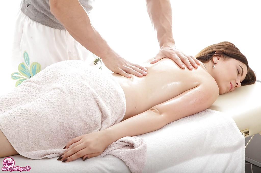 16P Sheila tem sua buceta massageada e seus peitos grandes bem apertados