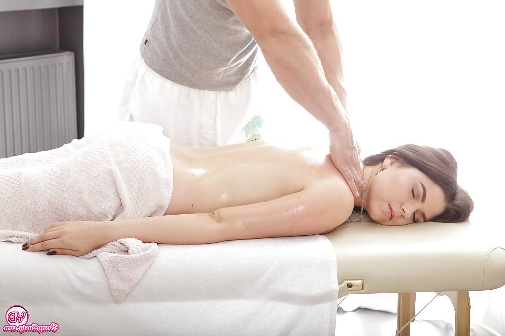 16P Sheila tem sua buceta massageada e seus peitos grandes bem apertados