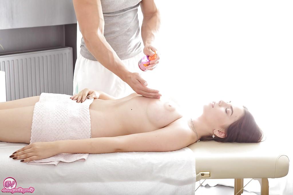 16P Sheila tem sua buceta massageada e seus peitos grandes bem apertados
