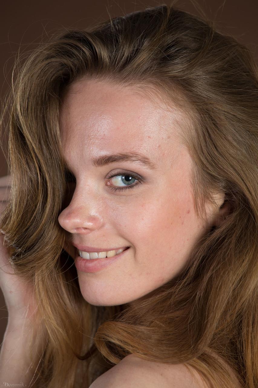 17P Chica solitaria delgada con ojos azules modela desnuda ahora que tiene 18 años