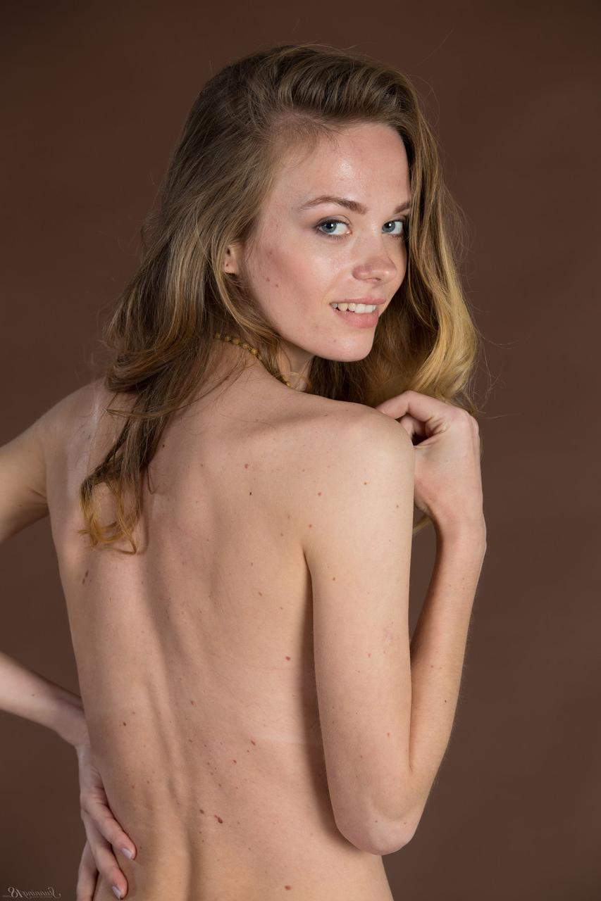 17P Chica solitaria delgada con ojos azules modela desnuda ahora que tiene 18 años