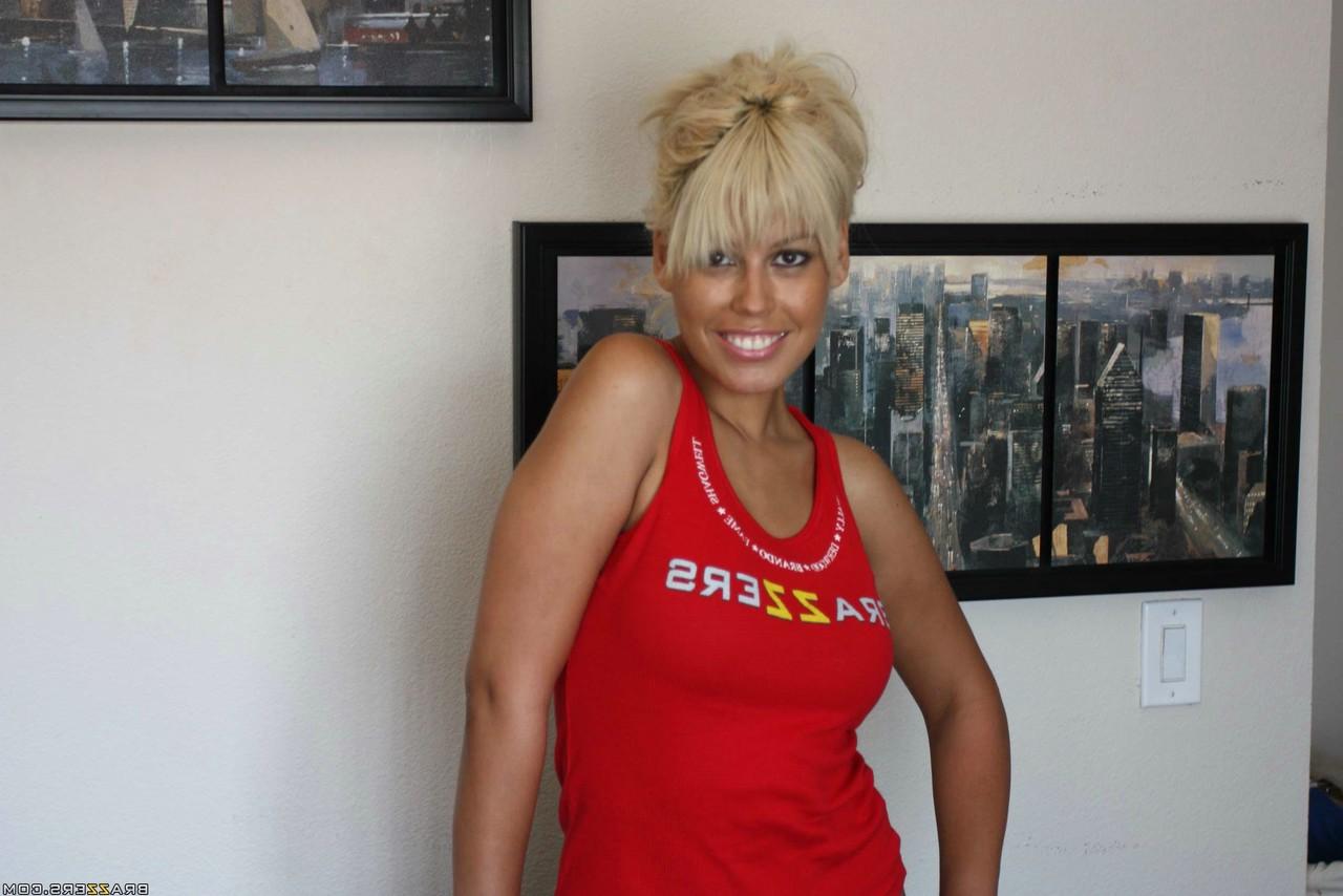 16P Seltene Fotos der jungen Bridgette B, die vor der Kamera ihre natürlichen Titten zur Schau stellt