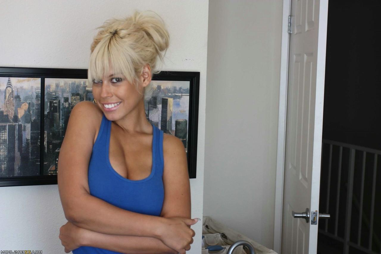 16P Seltene Fotos der jungen Bridgette B, die vor der Kamera ihre natürlichen Titten zur Schau stellt