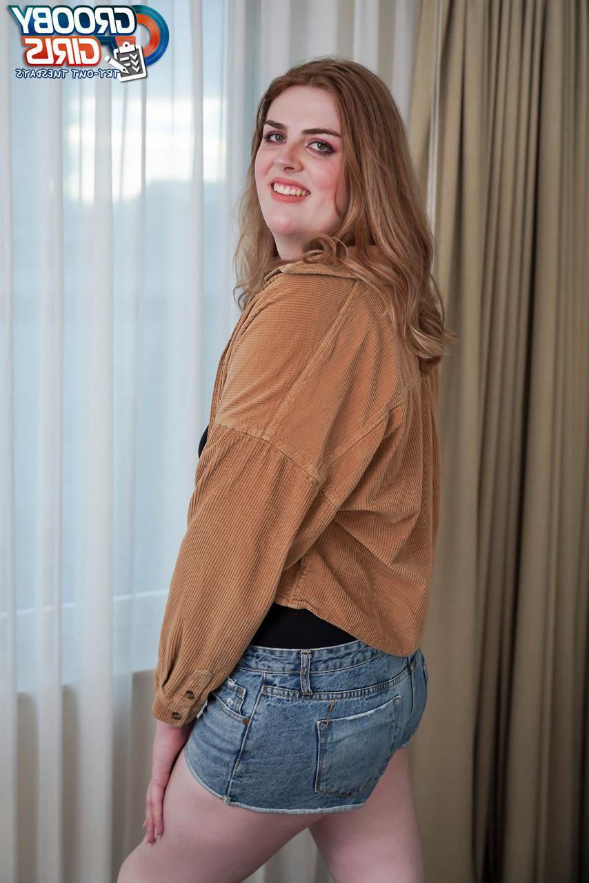 16P A novata travesti Scarlet Moon tira a roupa e mostra seu minúsculo pau e bunda no casting
