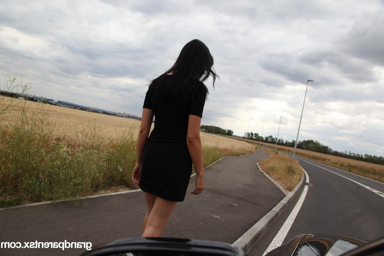 20P Une auto-stoppeuse teen chaude suce des bites matures et se fait baiser en levrette au bord de la route