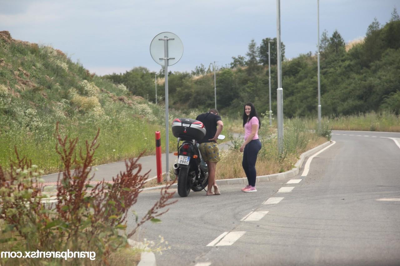 20P Une auto-stoppeuse teen chaude suce des bites matures et se fait baiser en levrette au bord de la route