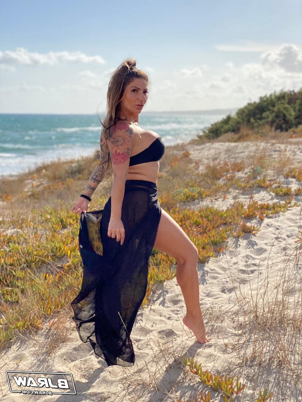 20P La MILF McKenzie Lee exhibe ses gros seins et suce de grosses bites dans une compilation torride.