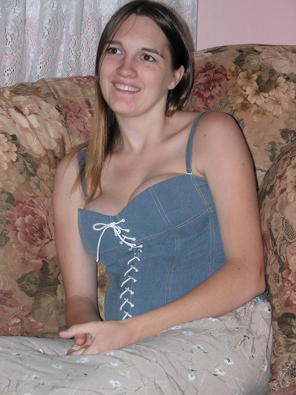 20P A adolescente grávida Natalie tira a roupa e espalha sua buceta rosa no sofá