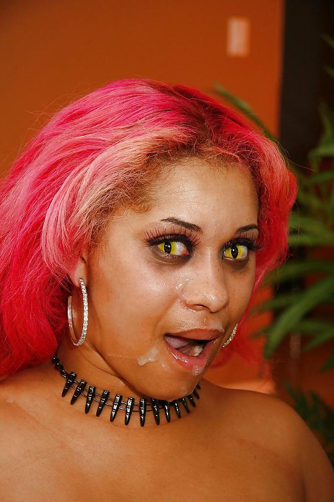 12P Gordo de ébano de cabelo rosa em meia-calça arrastão fode e sopra um pau enorme