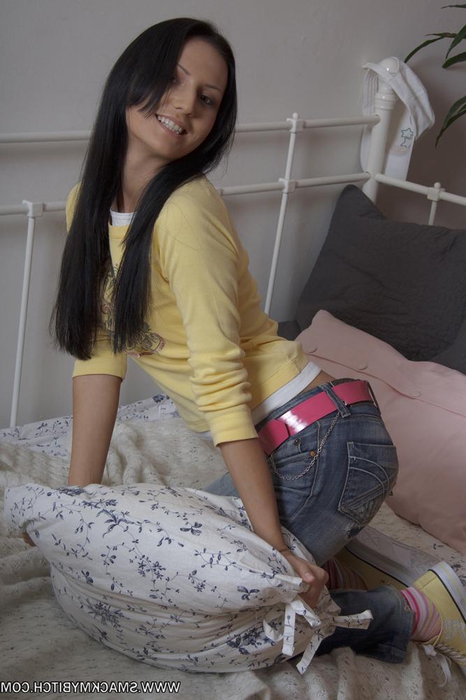 15P Adolescente morena flaca lame una gran polla después de ser follada por el culo en calcetines