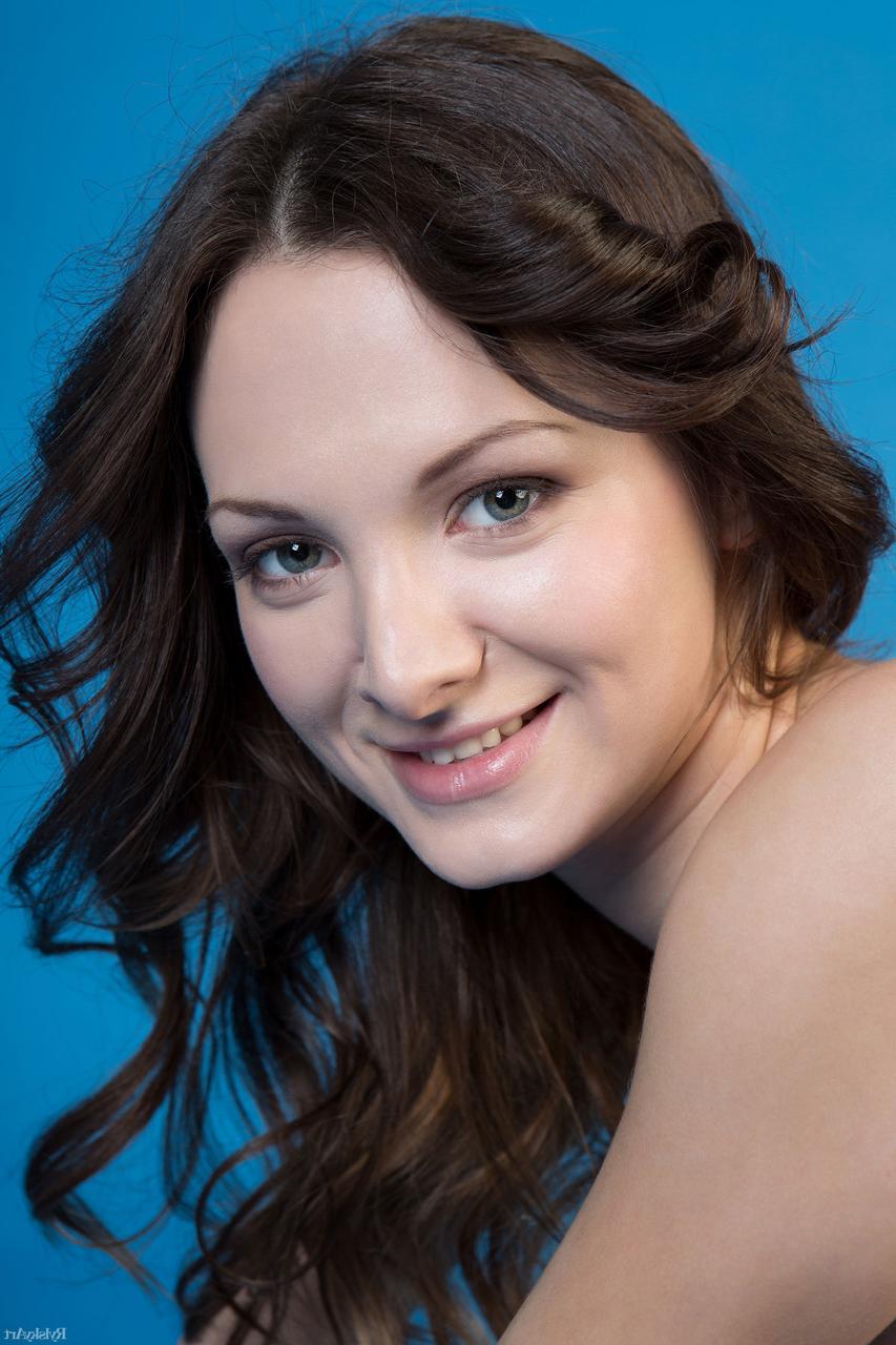 20P A adolescente tcheca alta Dasha perde sua lingerie gostosa e se toca