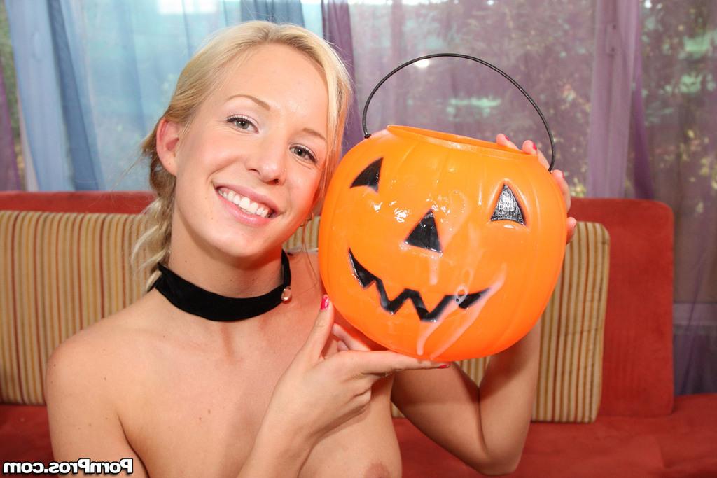 16P Eden Adams, une jeune ange à queue de cochon, aime avoir des relations sexuelles en cosplay et sucer des bites.