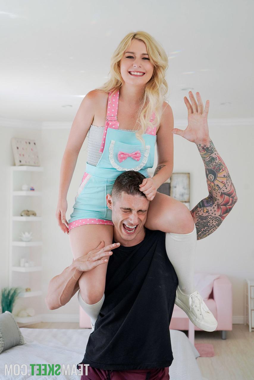 20P La pequeña Kenzie Reeves se masturba con un consolador y monta una gran polla