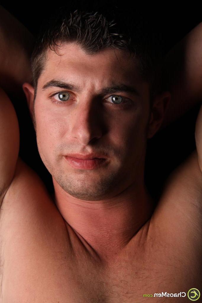 20P Das charmante schwule Model Chaz Riley enthüllt seinen Sixpack, seinen harten Schwanz und seinen festen Hintern