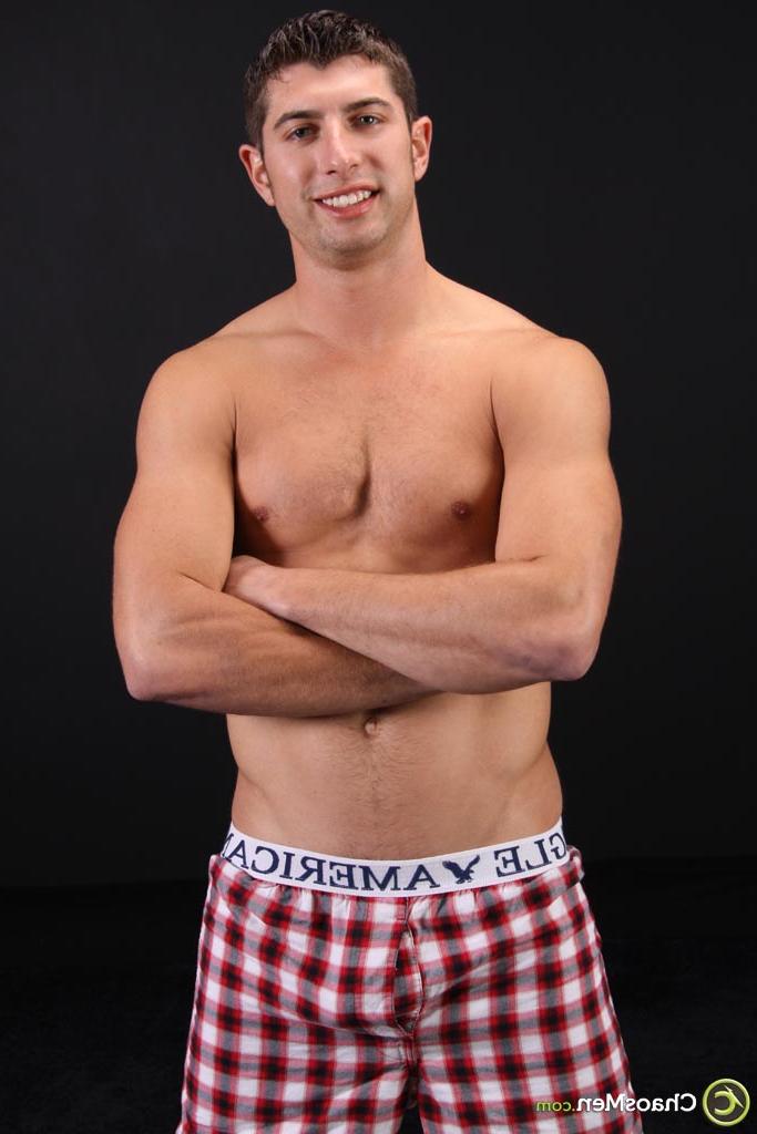 20P Das charmante schwule Model Chaz Riley enthüllt seinen Sixpack, seinen harten Schwanz und seinen festen Hintern