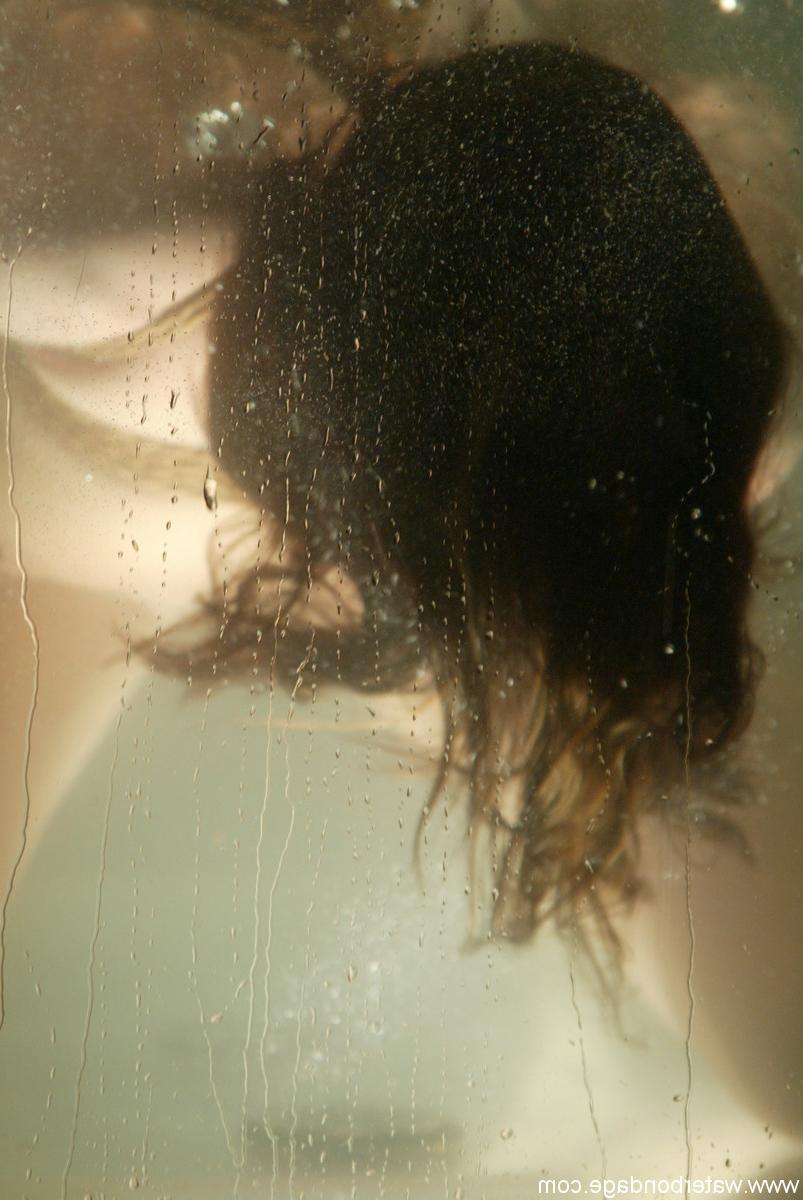 20P A garota sexy Sasha Sparks faz com que sua vulva brinque debaixo d'água por um domme