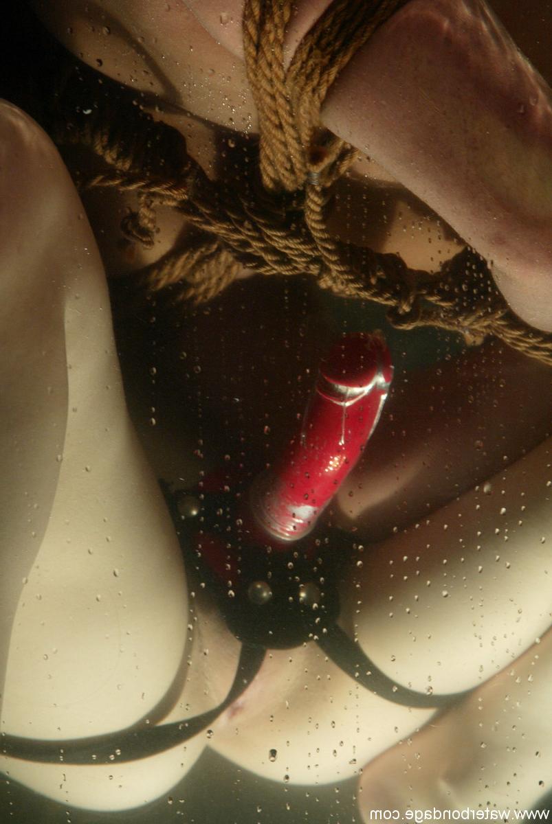 20P A garota sexy Sasha Sparks faz com que sua vulva brinque debaixo d'água por um domme