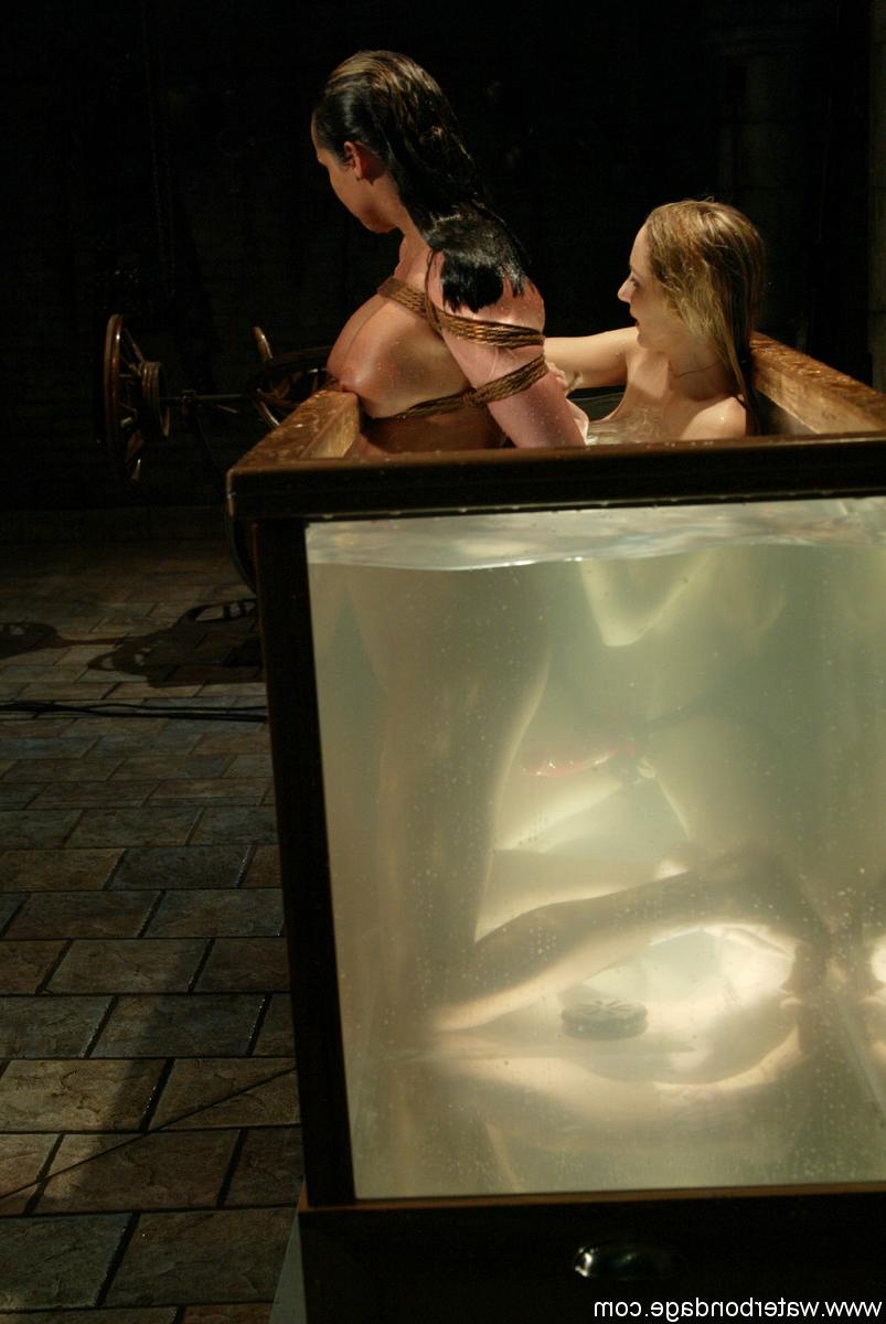 20P A garota sexy Sasha Sparks faz com que sua vulva brinque debaixo d'água por um domme