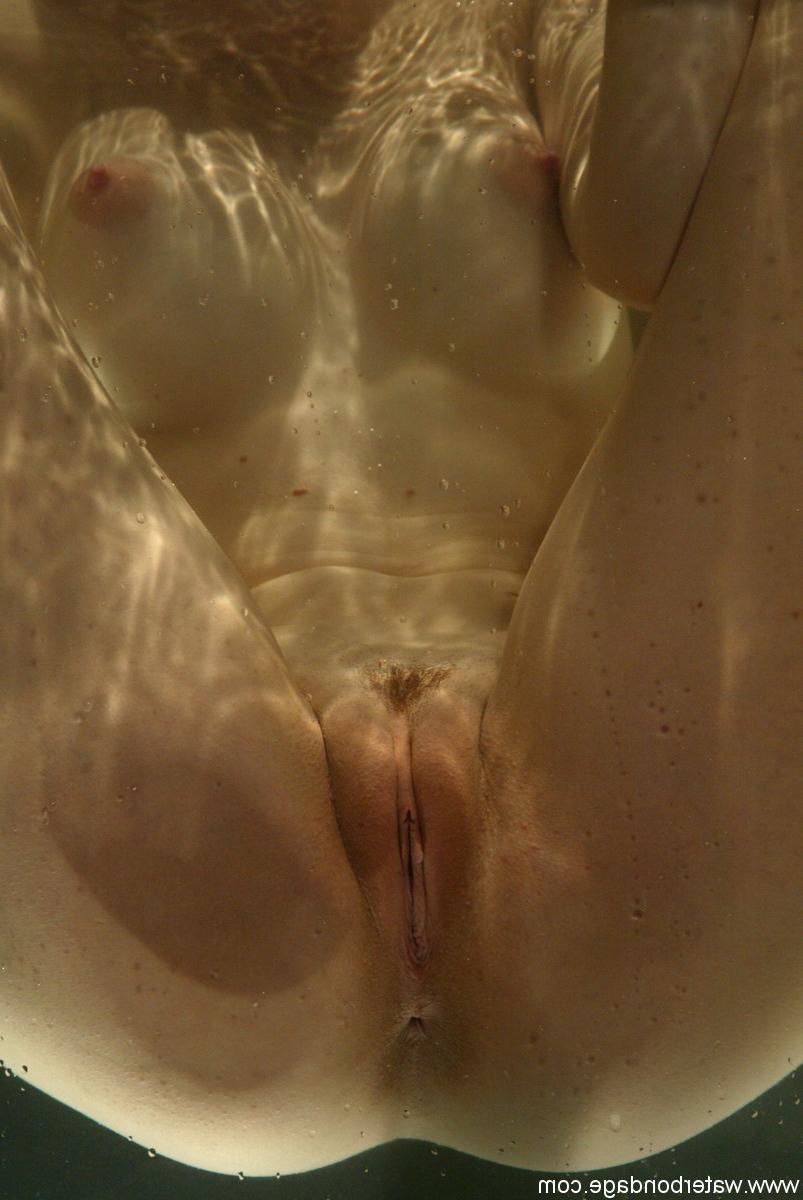 20P A garota sexy Sasha Sparks faz com que sua vulva brinque debaixo d'água por um domme