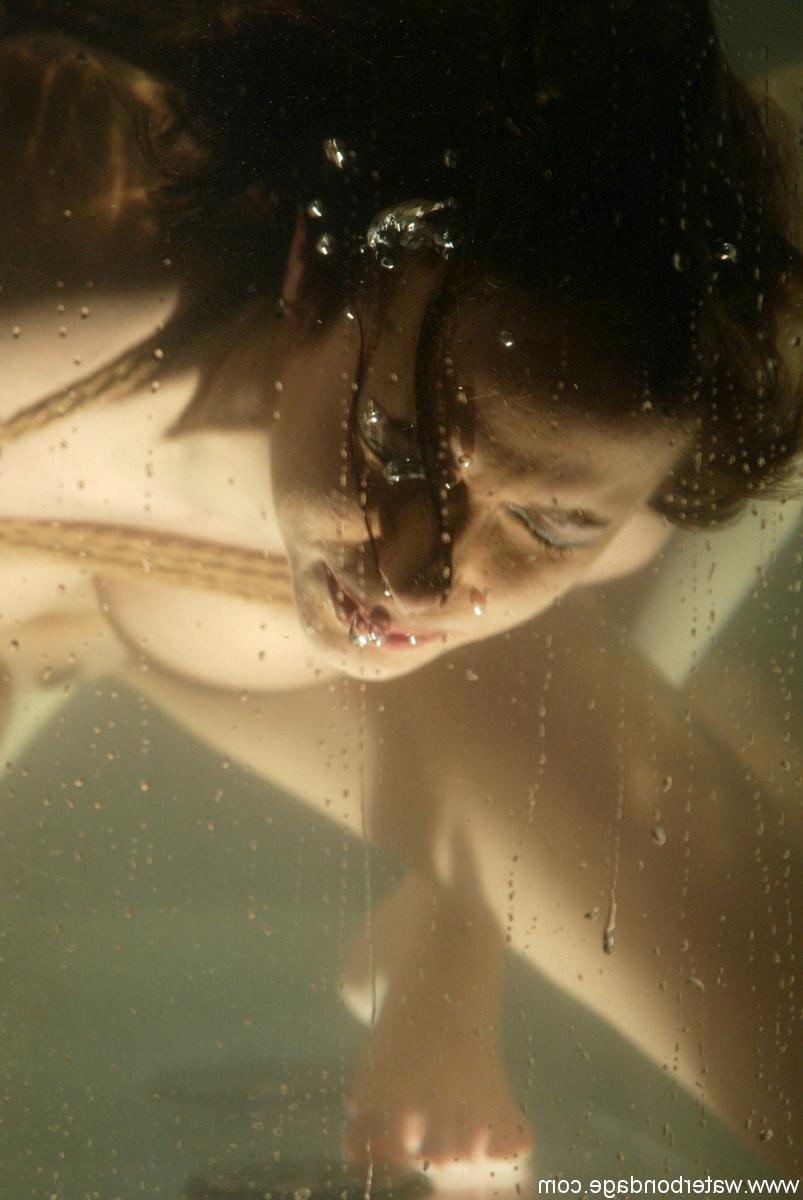 20P A garota sexy Sasha Sparks faz com que sua vulva brinque debaixo d'água por um domme