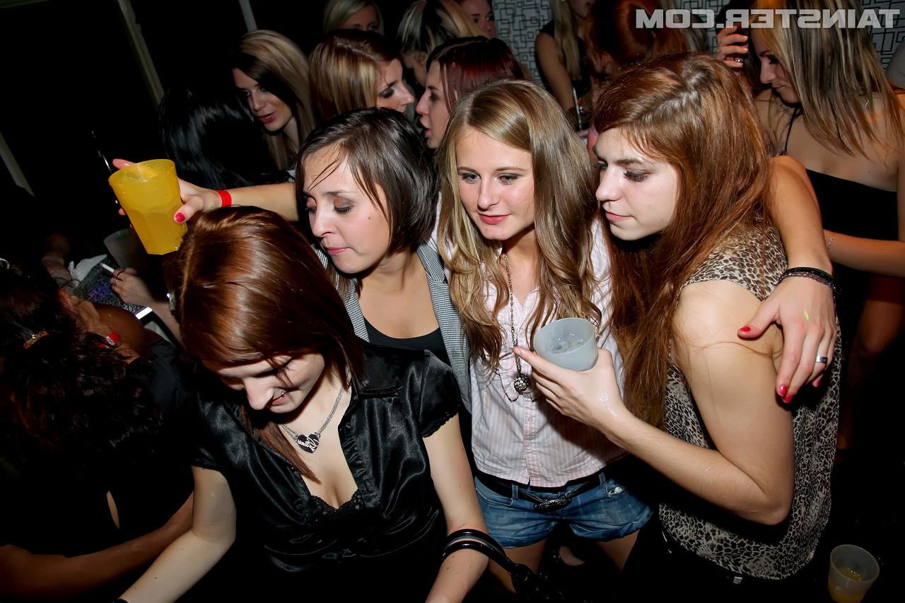 15P Garotas festeiras se soltam com strippers masculinos após beberem álcool