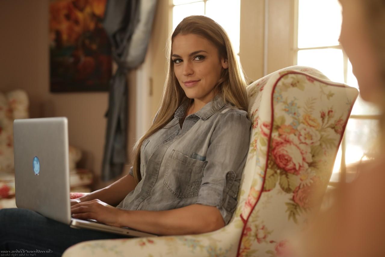 17P American babysitter Zoey Taylor gets pleasured by her lesbian boss Ryan Ryans
