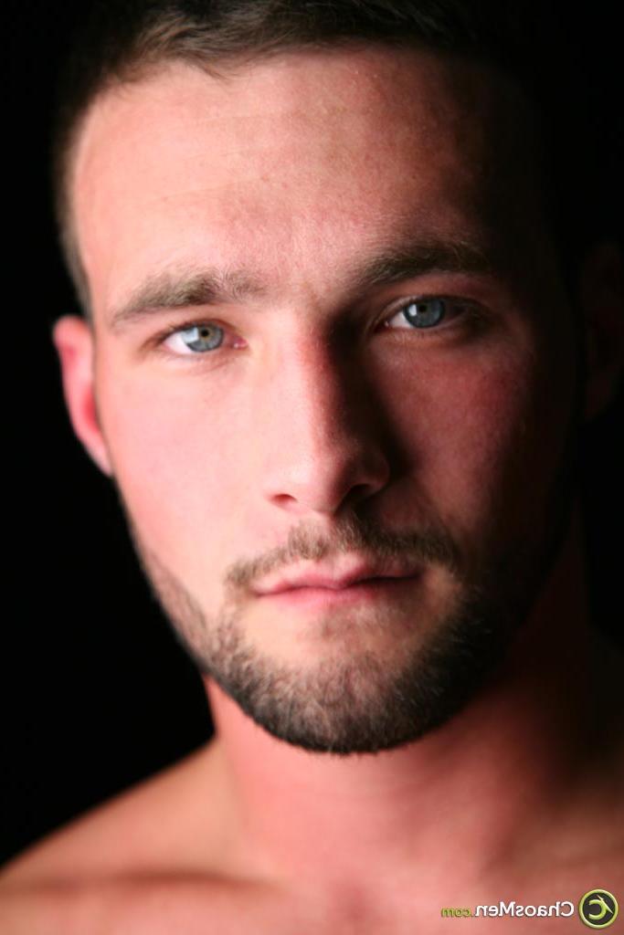 20P Le beau mec Hayden montre son corps nu athlétique et sa bite à sucer